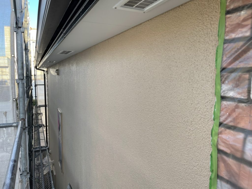 外壁の塗装工事｜相模原市中央区の戸建て住宅にて塗り替え塗装中