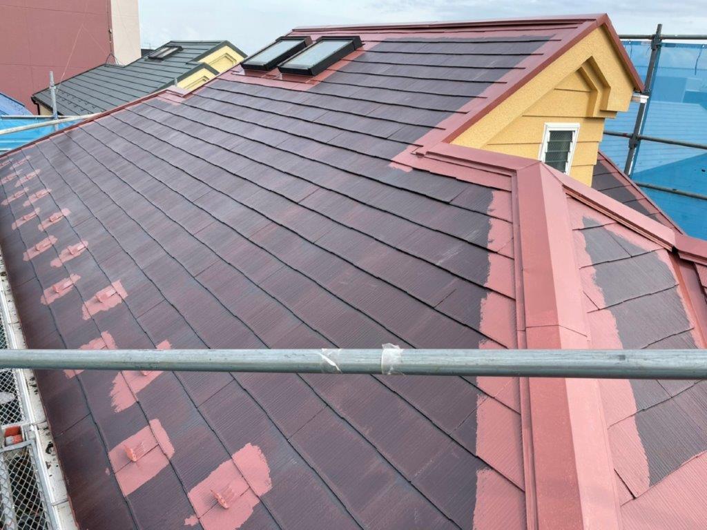 屋根の下塗り（シーラー塗布）・板金部上塗り1回目｜横浜市内のN様邸にて塗り替え塗装