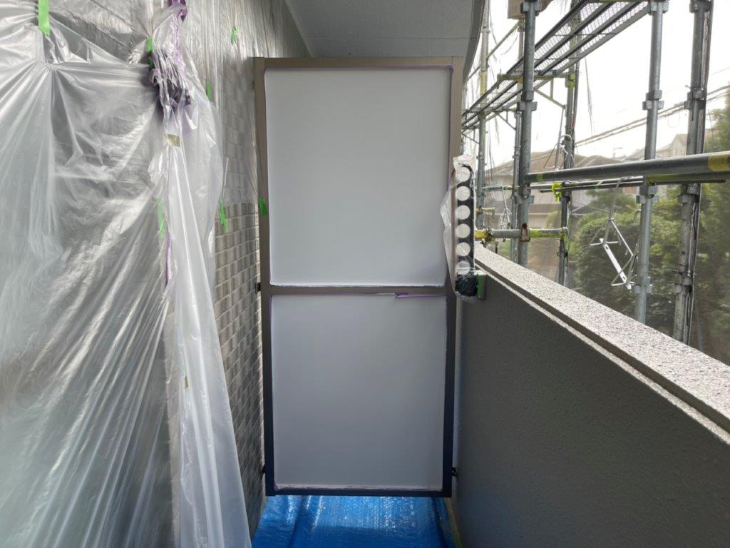 ベランダのパーテーション（間仕切り）の塗装｜東京都八王子市のC住宅にて塗り替え塗装中