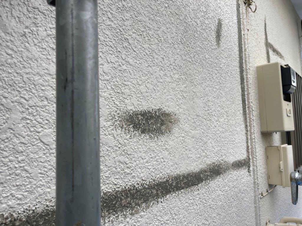 外壁面のひび割れ（クラック）補修｜神奈川県相模原市のO様邸にて塗り替え塗装中