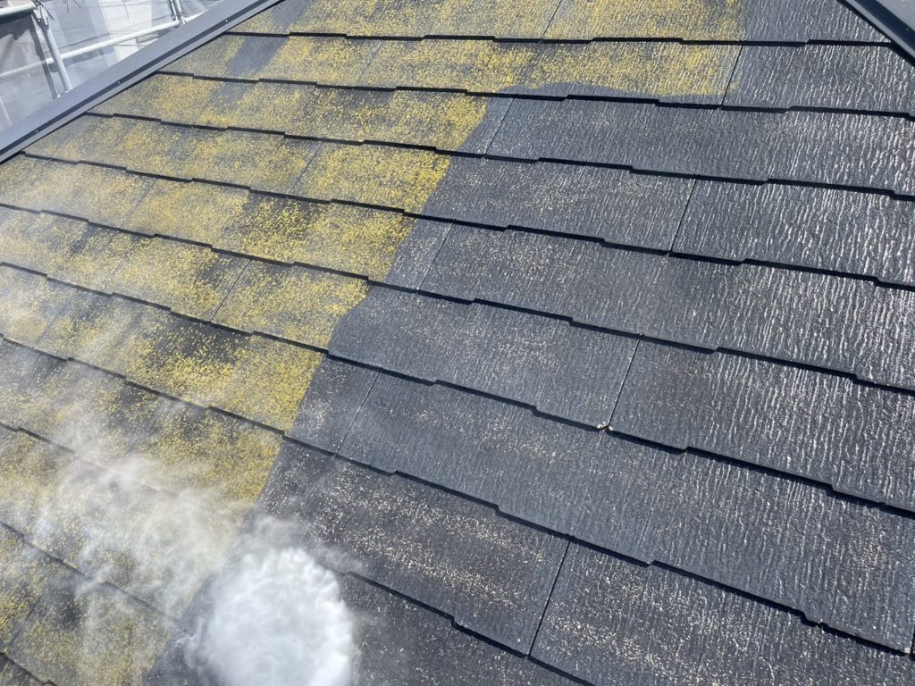 屋根塗装前の高圧洗浄（水洗い）｜神奈川県藤沢市のF様邸にて塗り替えリフォーム